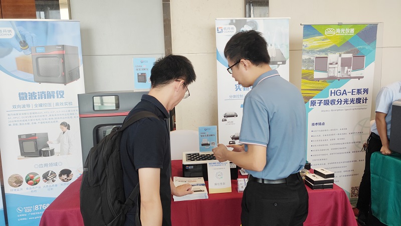 銷售總經(jīng)理為客戶展示商品，耐心答疑解惑