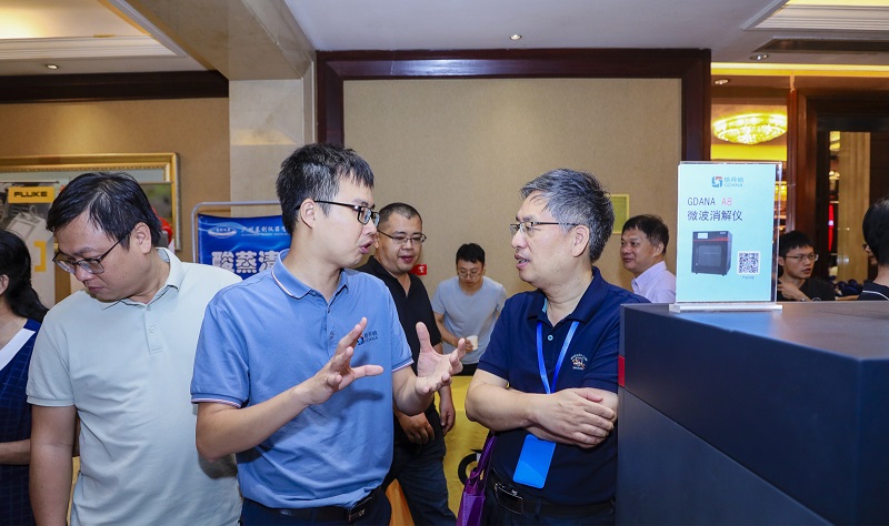 格丹納業(yè)務(wù)經(jīng)理向參會觀眾講解儀器